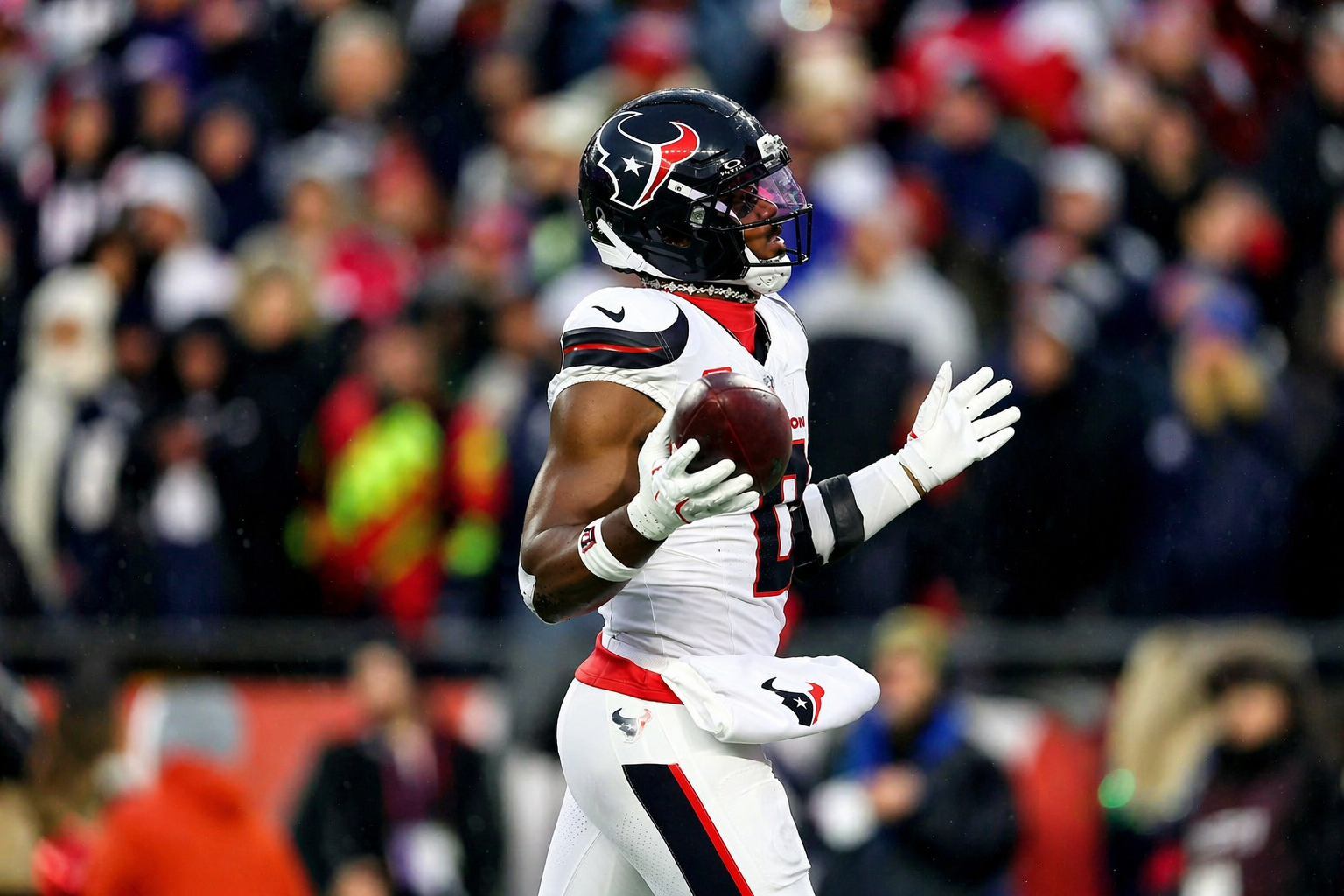 Texans Trade Azeez Al-Shaair to the Seattle Seahawks for a First-Round Pick to Select a 2025 Doak Walker Award RB — Analysts Call It a “High-Risk Move That Not Everyone Sees”, Per Adam Schefter