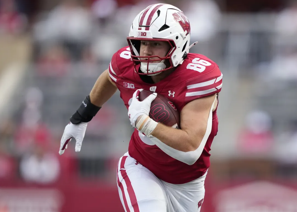 Wisconsin Tight End Signed with the Seattle Seahawks. He is 6'3" and 243 lbs