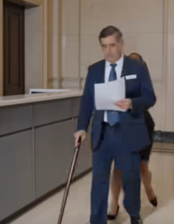 El presidente se hizo pasar por pobre para trabajar en el banco… pero los empleados lo humillaron sin imaginar el final.