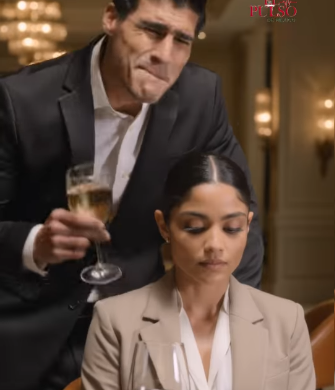  Le Aventaron Vino Tinto en la Reunión… Pero Cuando el Hombre de Traje Negro Se Inclinó y Dijo “Señora Presidenta”, Todo el Lugar Quedó Paralizado 😱