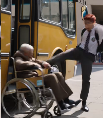 Humillaron y Empujaron a Un Anciano en la Entrada del Autobús… Sin Saber Quién Era 😱🇲🇽
