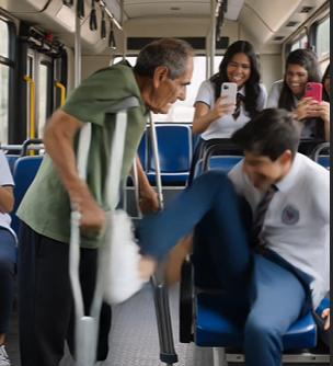 Pateó A Un Veterano Dentro Del Autobús… Pero Lo Que Pasó Después Jamás Lo Olvidará