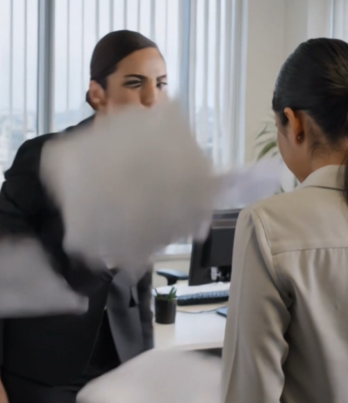 “¡Eres una inútil!” — Hasta Que Todos Perdieron Su Trabajo Con Una Sola Orden