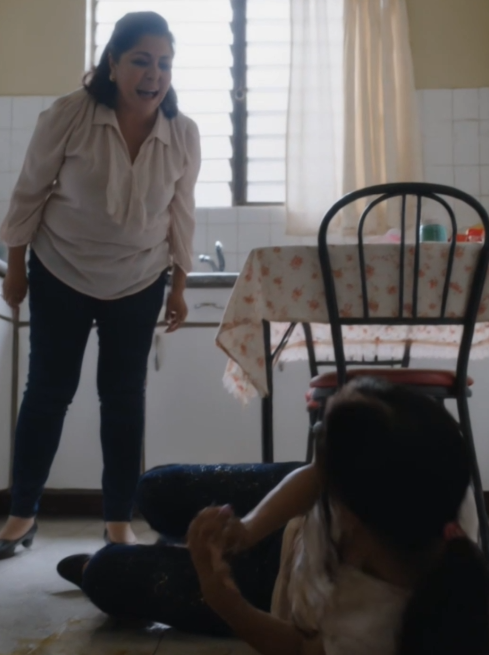 Llevaba solo 3 días casada cuando mi suegra entró con la clave de mi departamento y me quemó las piernas; esperé que mi esposo me defendiera, pero él me soltó una bofetada y dijo: “Pídele perdón a mi mamá ahora mismo”