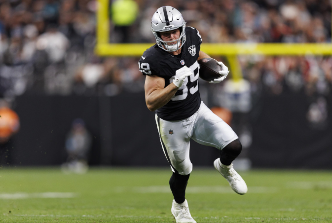 Just 3 Hours After the Patriots Sent an “Irresistible” Trade Package, a Former First-Round Pick and Record-Breaking 1,000-Yard Tight End Shocked the NFL by Refusing to Abandon the Raiders
