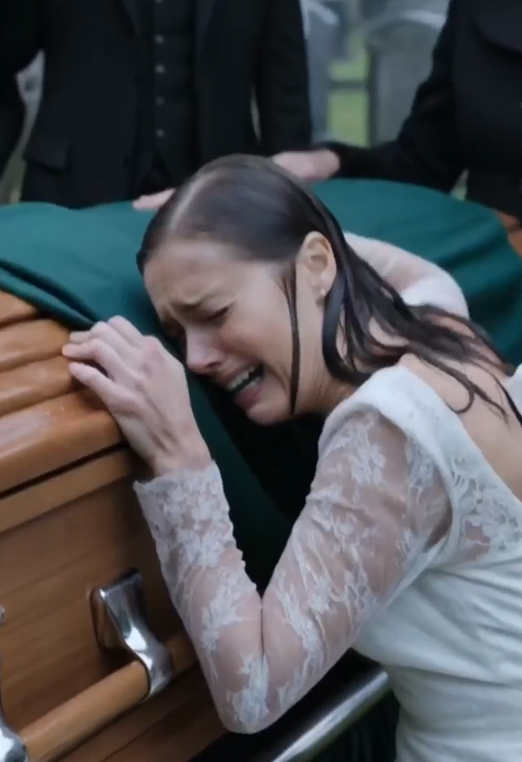 Apareció vestida de novia en un funeral y nadie la reconoce. ¿Quién es ella y qué hacía en el ataúd 👰‍♀️⚰️