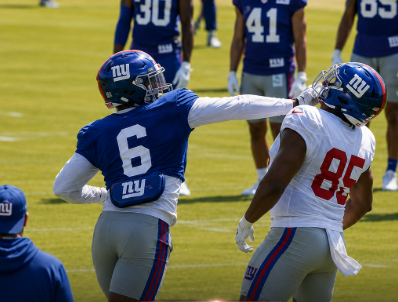 Giants OTAs Erupt as Two Rookies Clash During Heated Practice Fight