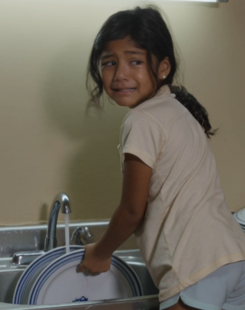 Una niña adoptada fue obligada a lavar platos mientras sus primas jugaban: “Ni para eso sirves”, y lo que su padre descubrió cambió a toda la familia