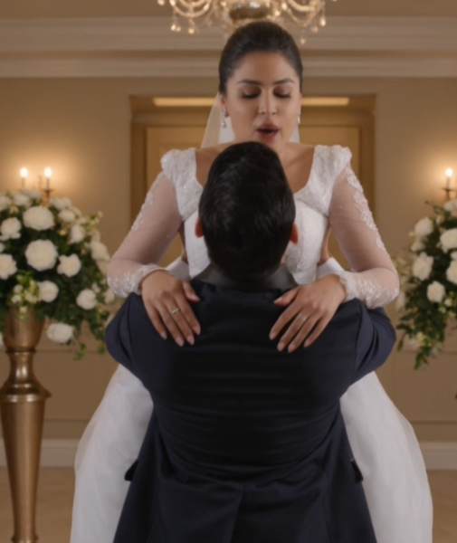 Mi cuñada se burló de mí mientras colocaba una fila de cactus con espinas sobre nuestra cama matrimonial. Lo más doloroso no fue la humillación, sino ver al hombre que amaba ponerse de su lado. Perdí una boda, pero escapé de una condena para toda la vida.