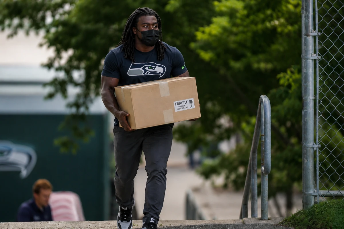 Seahawks Star Quietly Organizes Massive Food Drive – Spends Hours Helping Struggling Seattle Families in Touching Show of Support