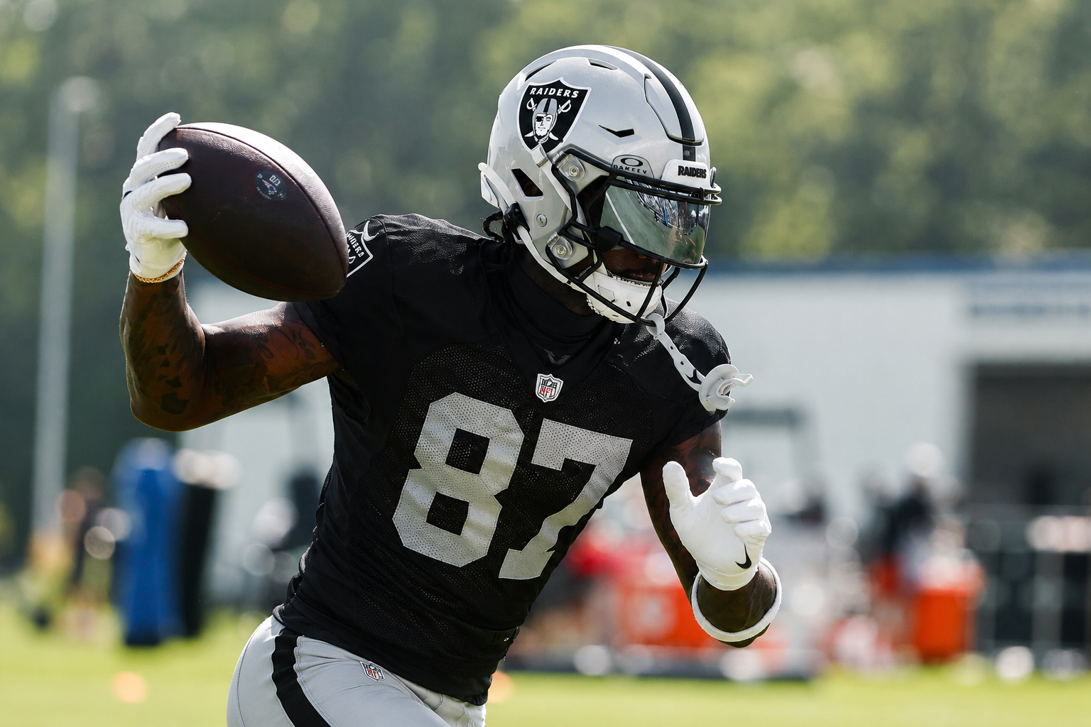 GREAT NEWS: According to Adam Schefter’s Confirmation, the Las Vegas Raiders Are Drawing Attention Across the Entire AFC After Sending an Attractive Offer to a Superstar with Over 11,000 Career Yards