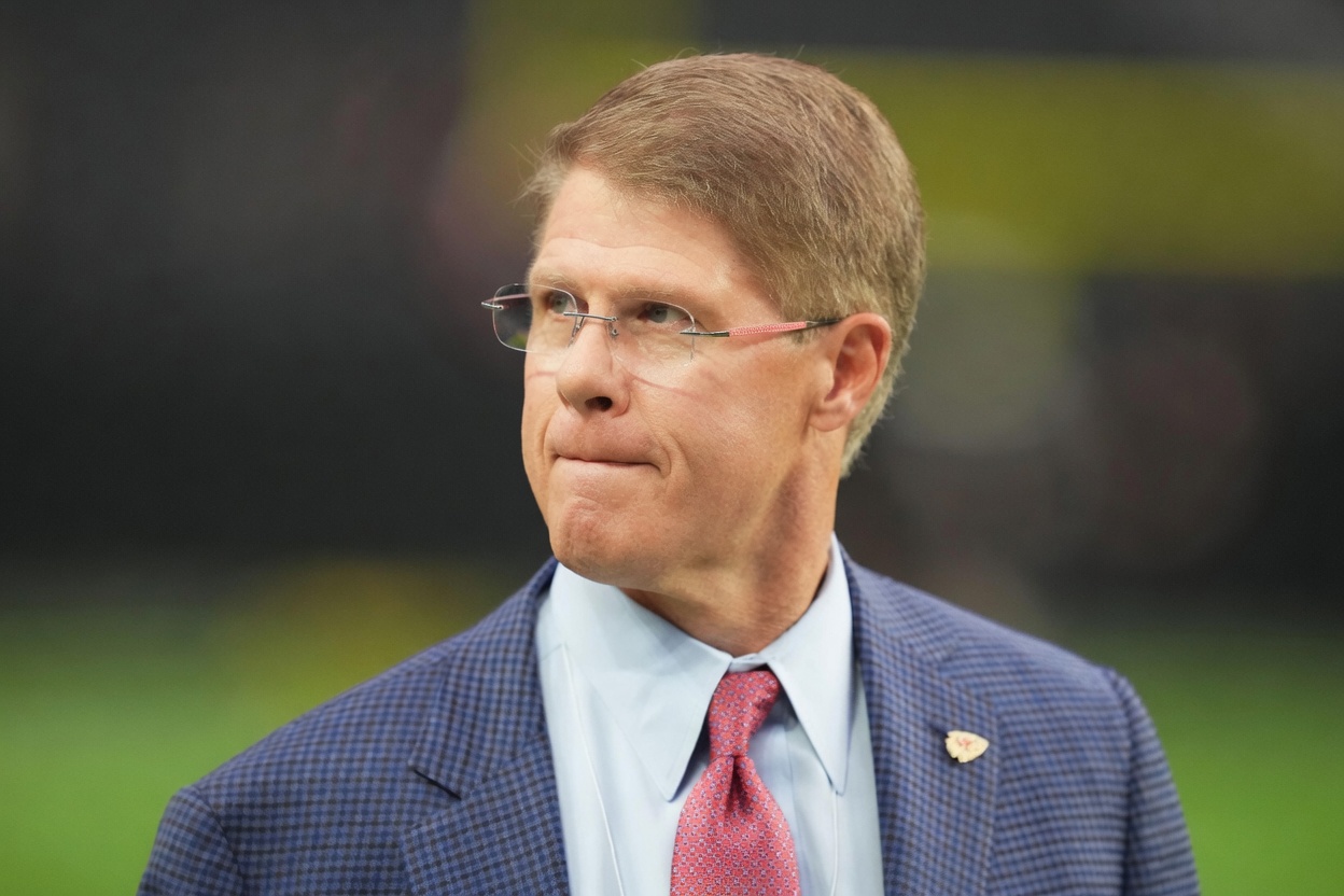 Chiefs Owner Clark Hunt Confirms White House Visit Under Donald Trump — Decision Sparks Division as Many Believe the Team Is Quietly Signaling a Political Stance
