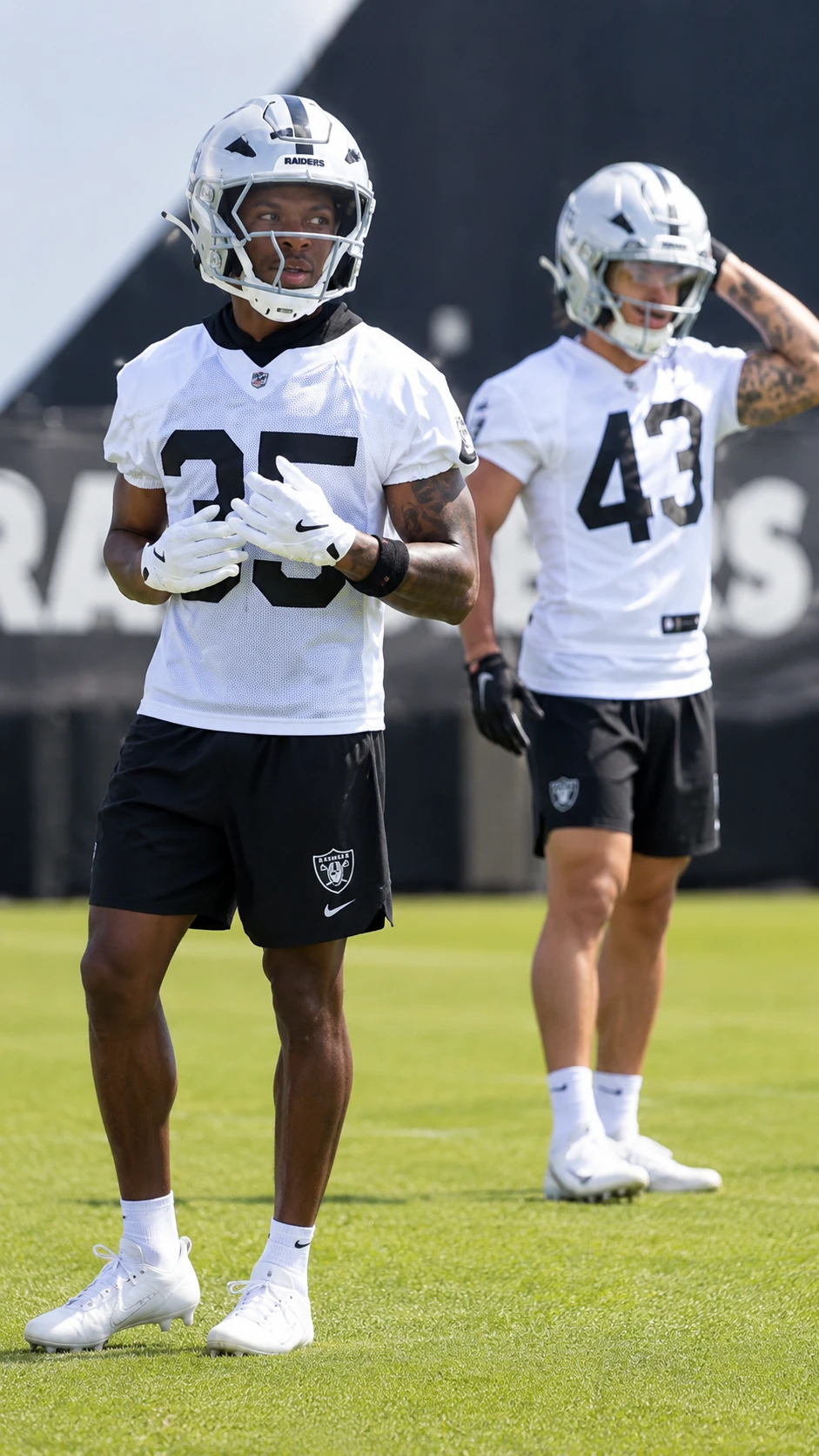 Late-Round Rookie Shocks Raiders by Directly Challenging for Starting Spot in Las Vegas Lineup