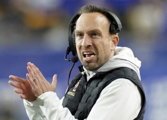 Former Packers defensive coordinator Jeff Hafley is urging the Dolphins to pursue his favorite player from Green Bay just before minicamp — a move the Packers would find hard to refuse