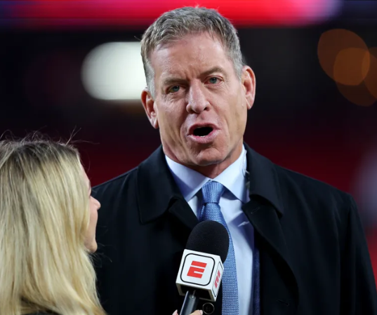 La leyenda de los Cowboys Troy Aikman es suspendido de su labor como entrenador tras ayudar a jugadores de preparatoria