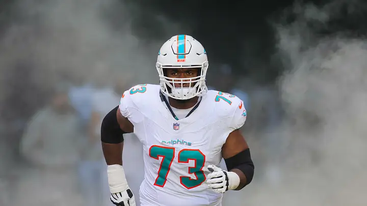 Just Three Hours After Learning He Was No Longer Part of the Dolphins’ Long-Term Plans, Veteran Miami Offensive Lineman Austin Jackson Shocked the NFL by Offering to Take a Pay Cut Just to Stay With the Team — “I Don’t Want to Leave Miami.”