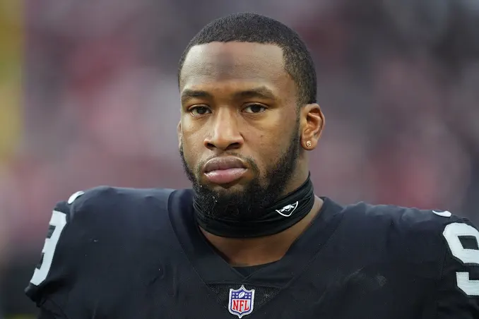 Hình ảnh về LAS VEGAS, NEVADA - JANUARY 01: Defensive end Clelin Ferrell #99 of the Las Vegas Raiders looks on from the sideline during the first half of a game against the San Francisco 49ers at Allegiant Stadium on January 01, 2023 in Las Vegas, Nevada. (Photo by Chris Unger/Getty Images)