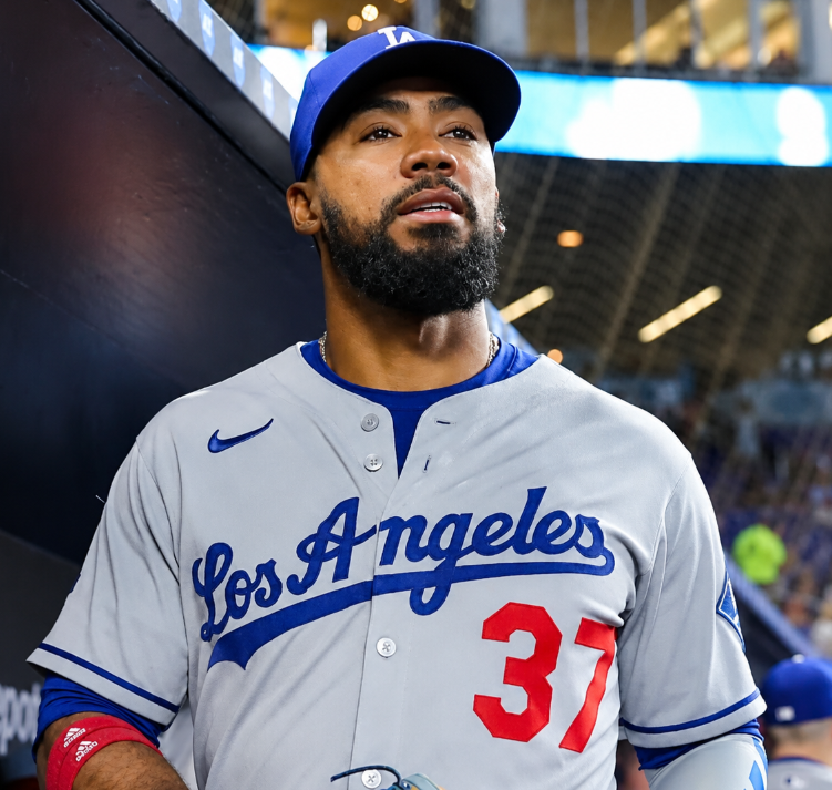 Teoscar Hernández earns admiration from fans after refusing the "hero" title following the 3-2 victory over the Cardinals, giving that honor to the teammate he believes truly deserved it