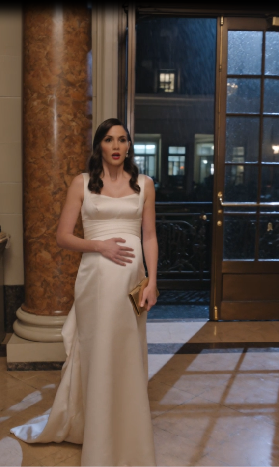 He kissed another woman in front of the press... while his pregnant wife watched from the doorway. 😱 Heartbroken, she turned and walked away into the rain.  Part 2 coming soon—what should she do next? Drop your thoughts below! 👇🔥