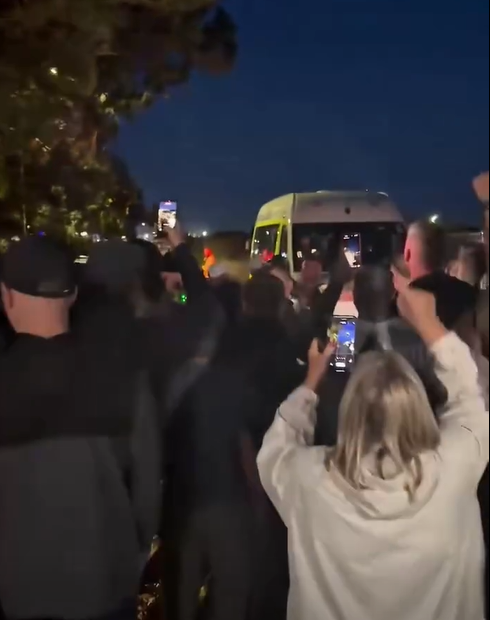 UK Government Condemns 'Thuggish' Anti-Migrant Protests After Unusual Channel Crossing