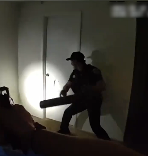 woman makes false 911 call, attack police with a knife and Is shot dead