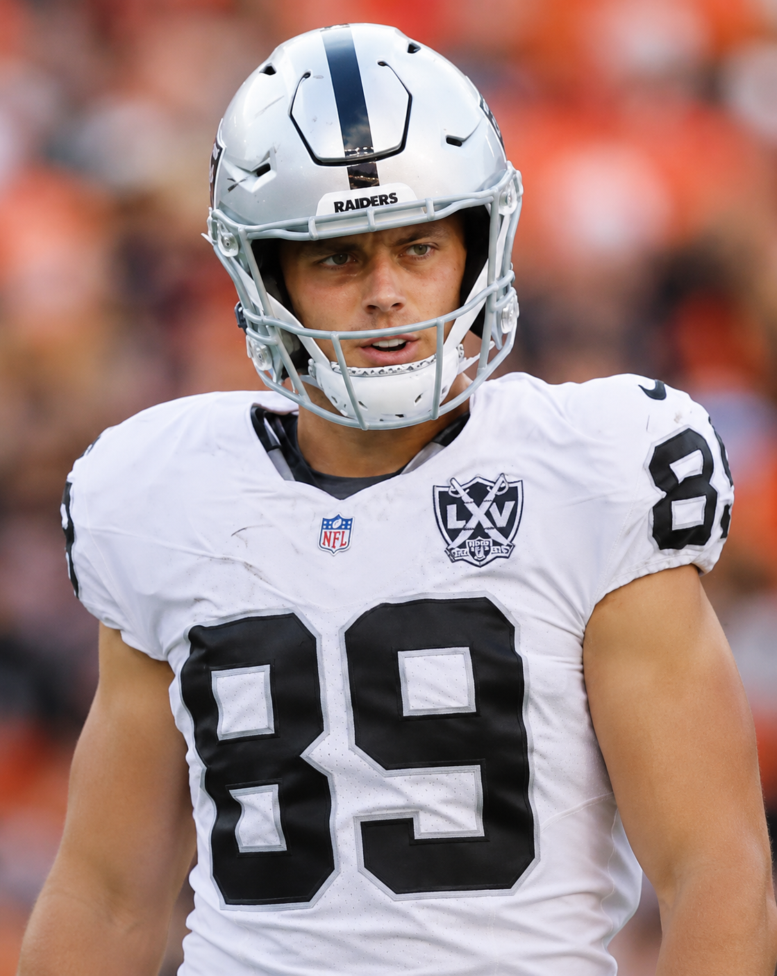 Young TE Star — Raiders’ Most Dangerous Offensive Weapon Officially Set to Miss Extended Time After Meniscus Surgery Results Are Revealed, Fans Call Out HC Klint Kubiak as a “Liar” for Covering Up the Situation