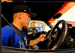 📢📢📢 Cop Confronts Driver at the Gas Pump