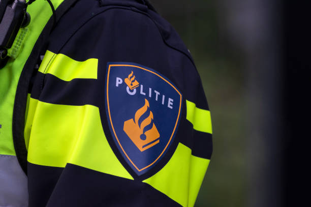 Suspect Overpowers Desk Officer Before Workers Jump In