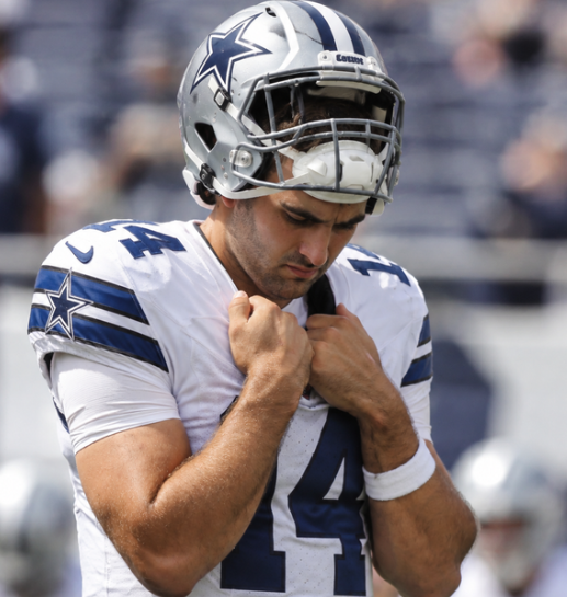Apenas 3 horas después de saber que sería cambiado a los Chiefs cuando termine su contrato con los Cowboys, el joven QB superestrella elegido en la primera ronda expresa su decepción