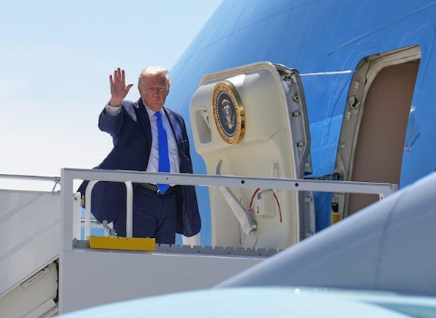 CNN Left Off Air Force One as White House-Press Dispute Escalates