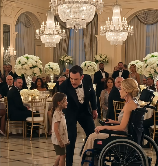 55fph Une Petite Fille Couverte de Boue Arrive à une Gala de Luxe… et Promet de Faire Marcher la Femme du Milliardaire !