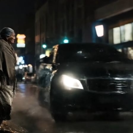 Arrojó agua a una mujer mayor a propósito — La consecuencia fue inolvidable