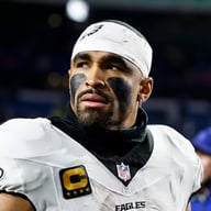 After the Intense Boycott from an NFC Star Over Domestic Violence, Jalen Hurts Moves Fans with a Gesture Honoring Women, Making the Entire NFL Silent