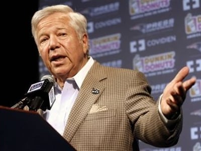 Patriots Chairman Robert Kraft Dedicates Surprise Gift to Special New England Fans at Gillette for Steelers Game