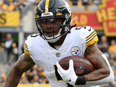 Pittsburgh Steelers strengthen their offensive firepower by signing NFC South champion  — sending a strong message about their return to the entire AFC