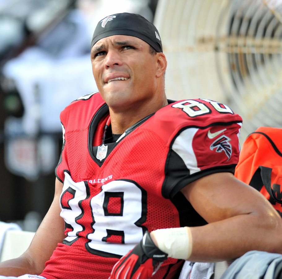 Chiefs Legend Tony Gonzalez Urges Players to Think Twice Before Leaving, Warns Against Chasing Money