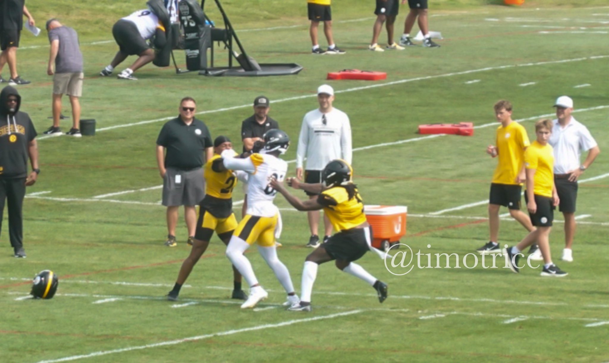 Heated altercation at Training Camp as new Steelers safety gets punched in the face by TE Jonnu Smith.