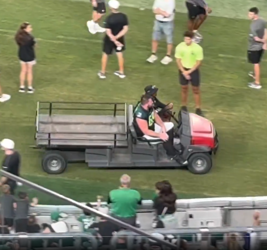 Eagles Superstar Offensive Guard Suffers Serious Injury, Carted Off the Field