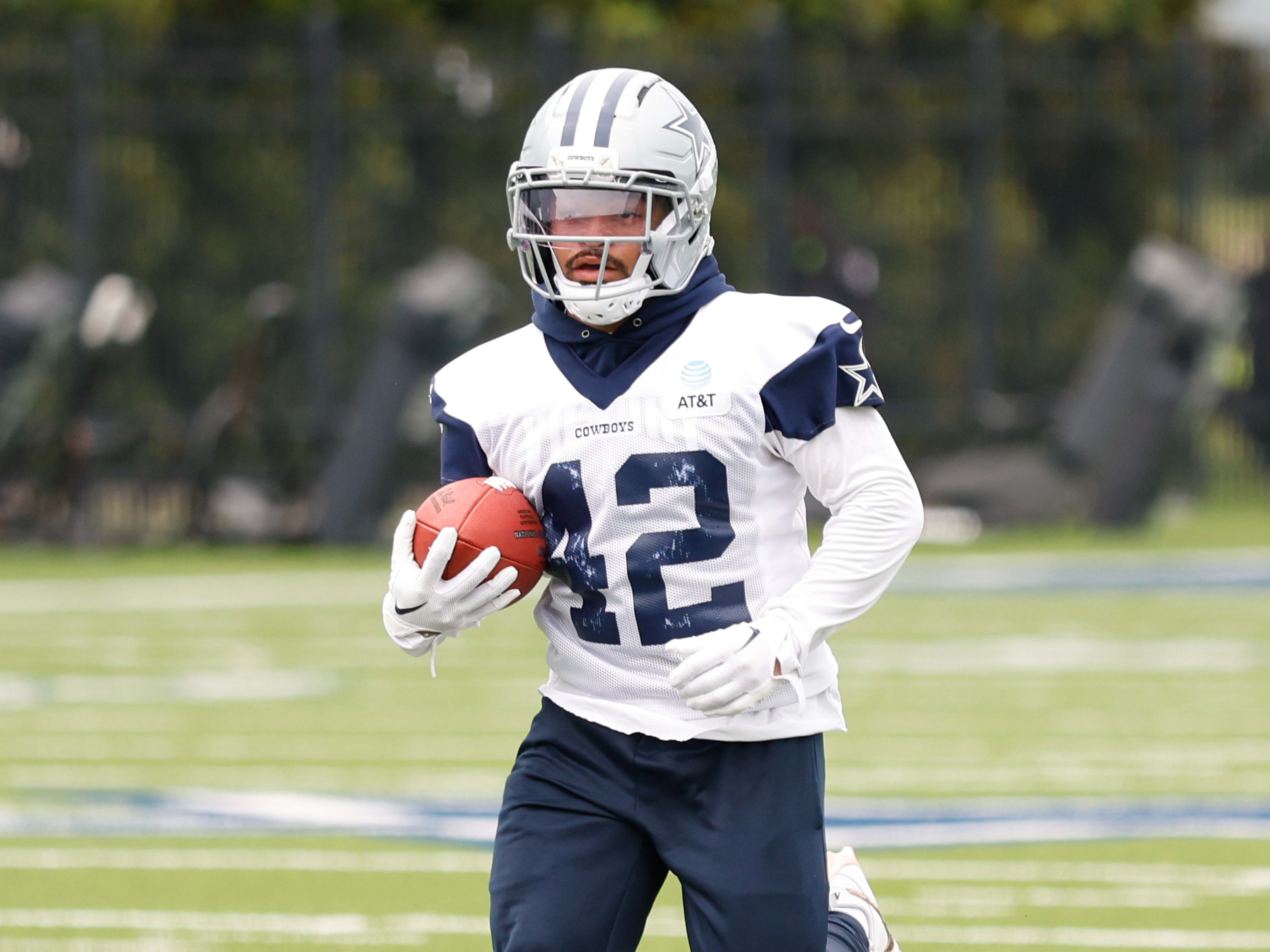 Cowboys Released Veteran Running Back Before 53-Man Roster Deadline, per Source