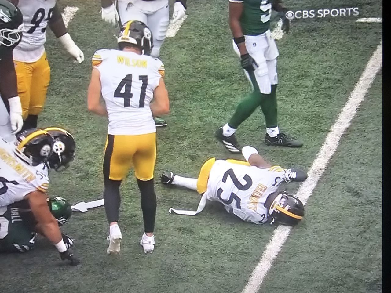 Steelers Safety Exits Early with Concerning Injury vs. Jets