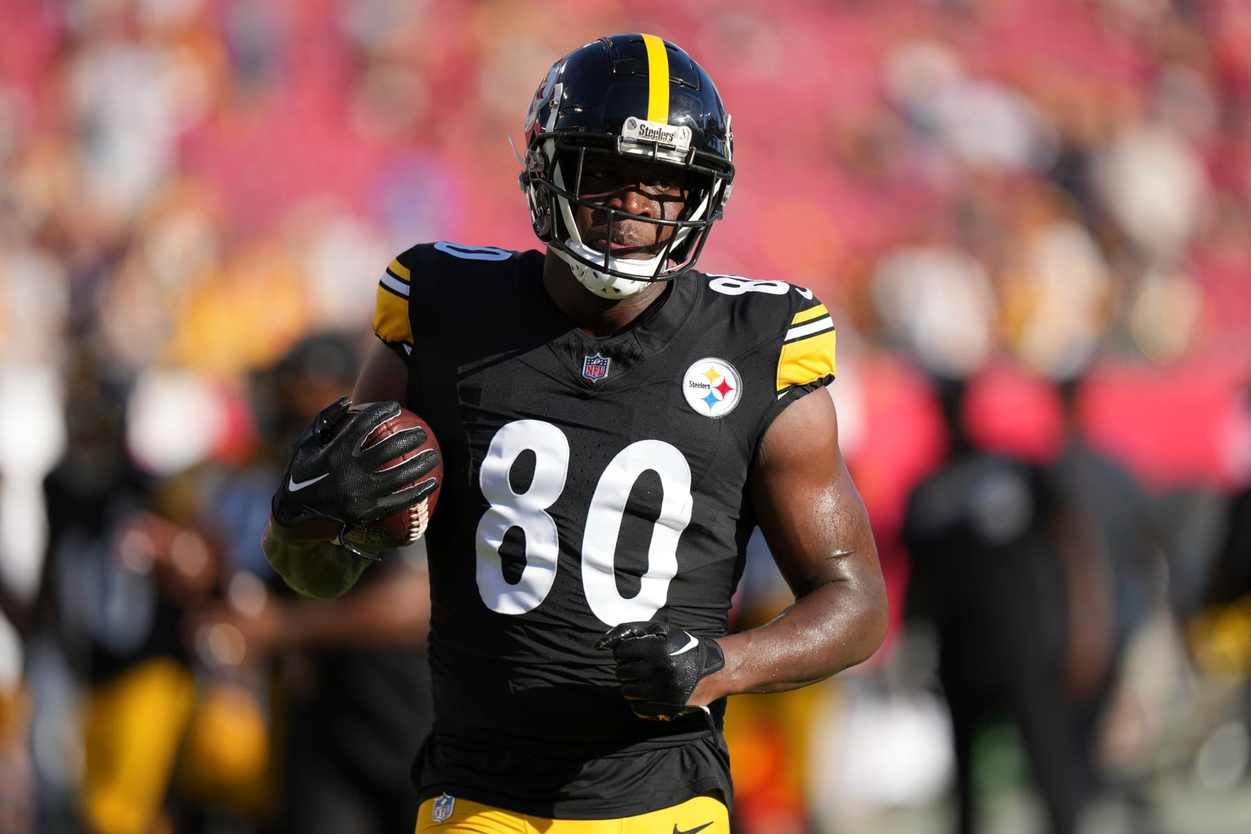 Steelers TE Fires Back at Criticism Over ‘Tush Push’ in Win vs Vikings