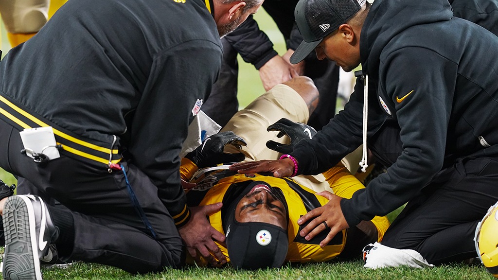 “No Celebration After the Win” - Packers TE Tucker Kraft Heartbroken After Causing Serious Injury to DeShon Elliott, Reveals Emotional Call to Steelers Safety