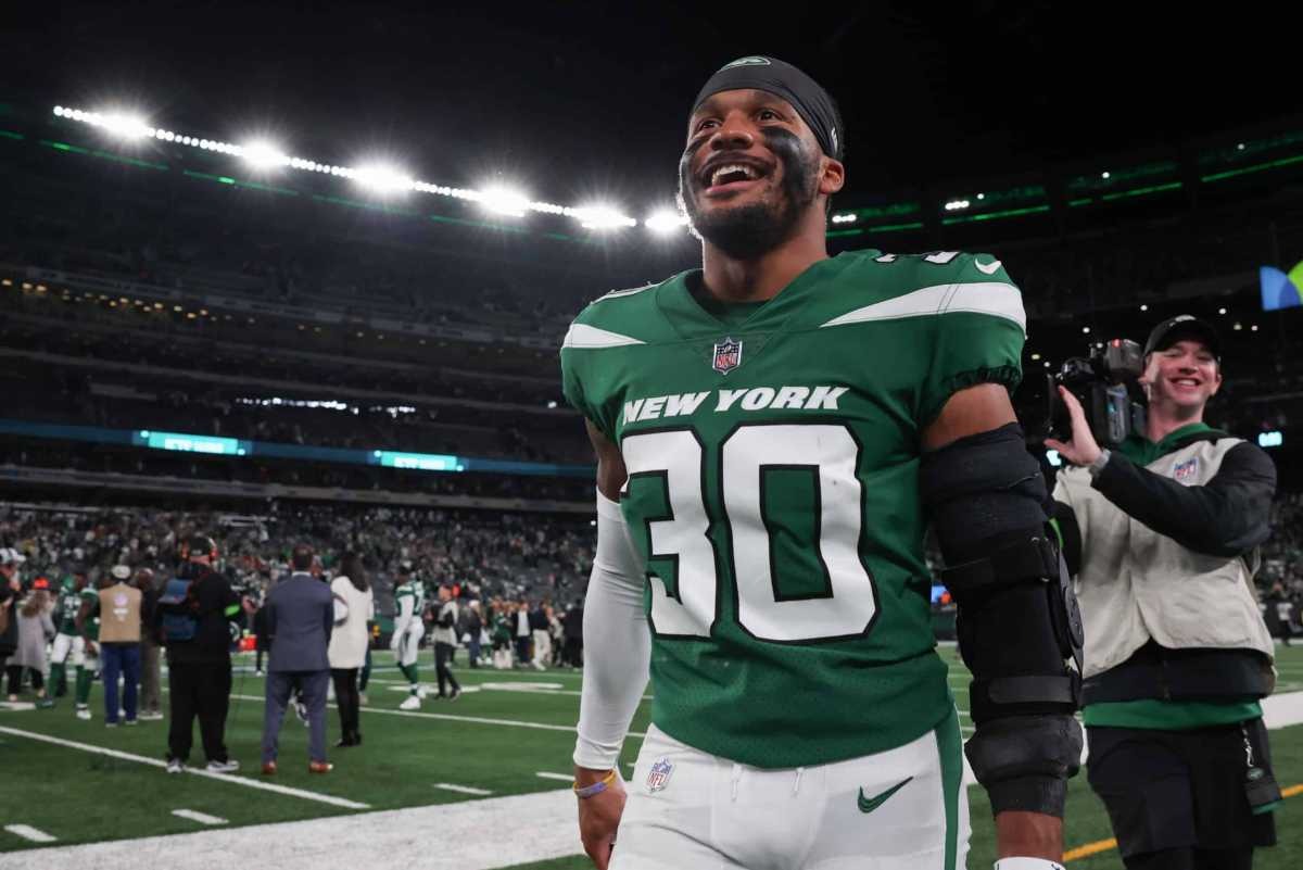 Eagles Trade WR to Jets in Exchange for Star Cornerback