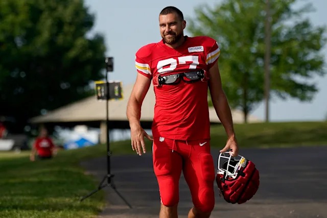 Taylor Swift absent from Training Camp, Kelce declares: “If I have to choose between the spotlight and glory on the field, I’ll always choose football.”