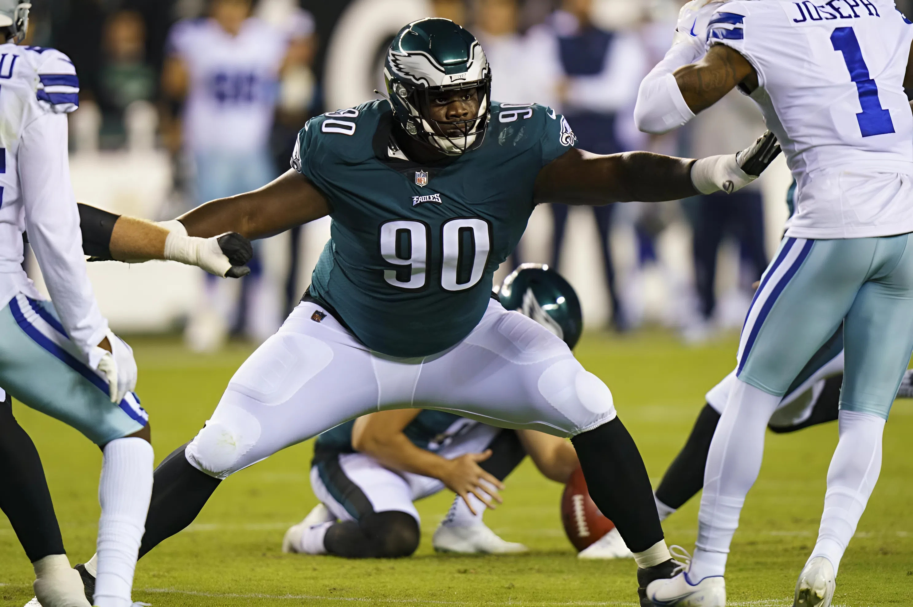 Eagles’ 330-Pound DT Collapses in Critical Condition at Day 5 of Camp Amid Brutal 95-Degree Heat