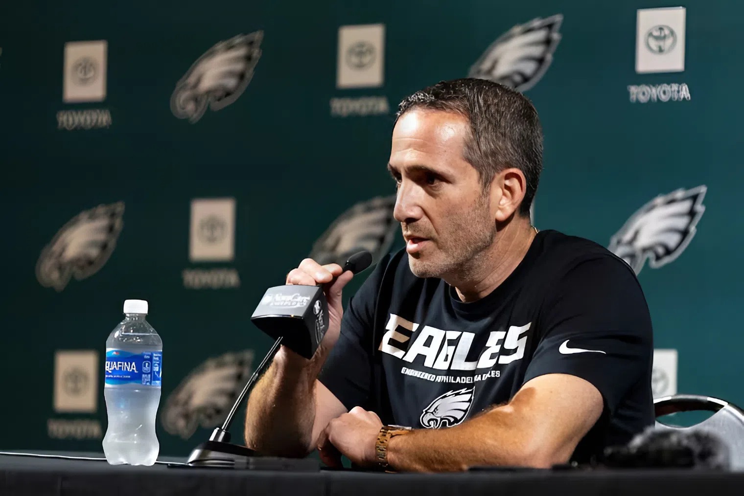 Eagles Bring Back Former Fan Favorite After Patriots Brutally Cut Him From 53-Man Roster
