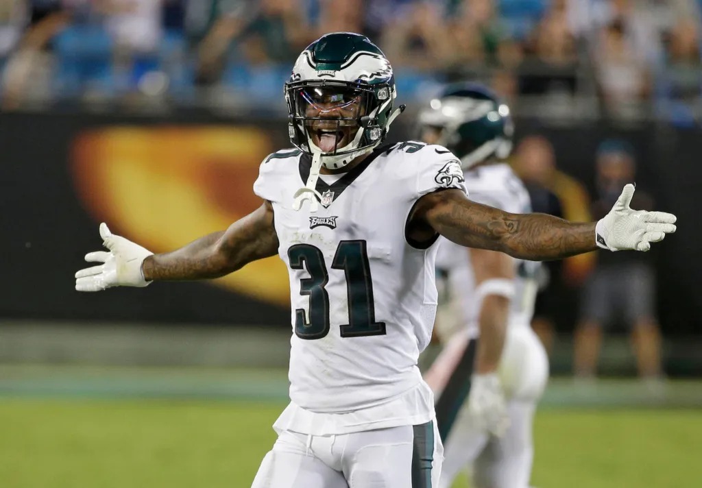 Beloved Eagles Star  Signs One-Day Contract to Retire at 31 After Texans Release