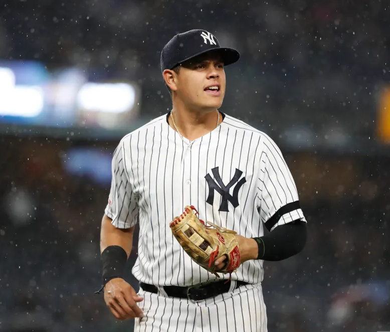 A Yankees legend “returns home,” signing a one-day contract to retire in Bronx colors at age 34 after struggling to find a new team following his release by the Oakland Athletics and the New York Yankees.