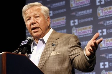 Patriots Chairman Robert Kraft Dedicates Surprise Gift to Special New England Fans at Gillette for Steelers Game