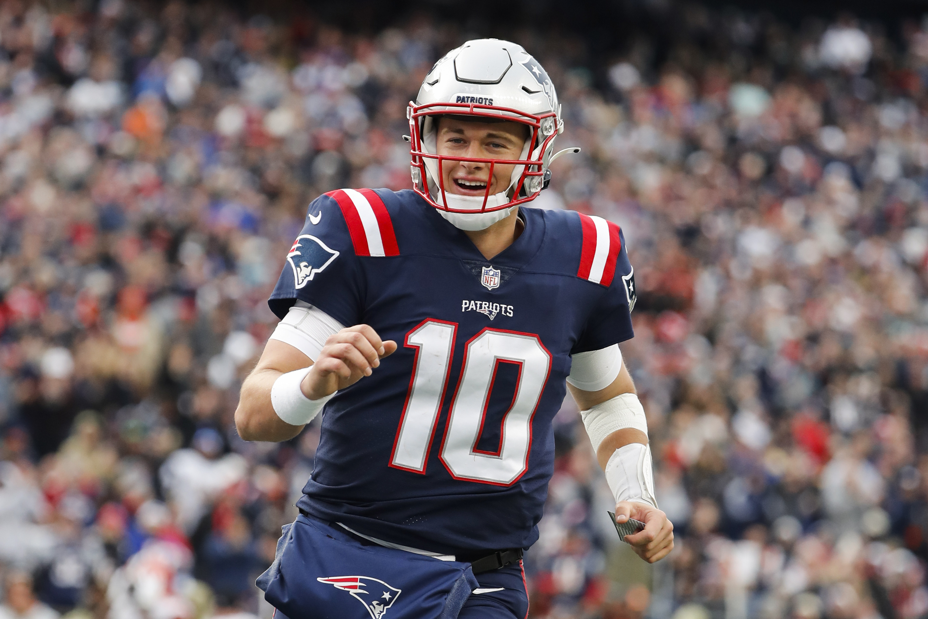 Former Patriots QB Stirs Up Storm by Unexpectedly Praising Mike Vrabel Lavishly – Experts Believe He Is “Paving the Way” to Return to Patriots